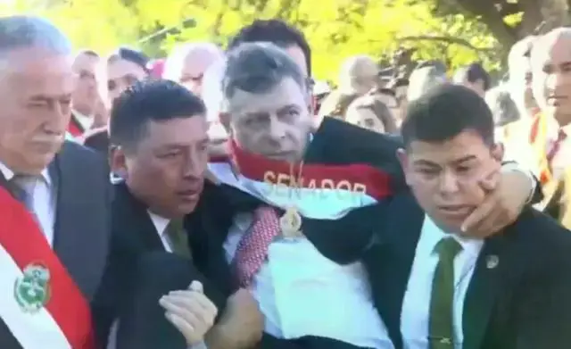 El presidente del Senado, Diego Ávila, es evacuado tras una descompensación.
