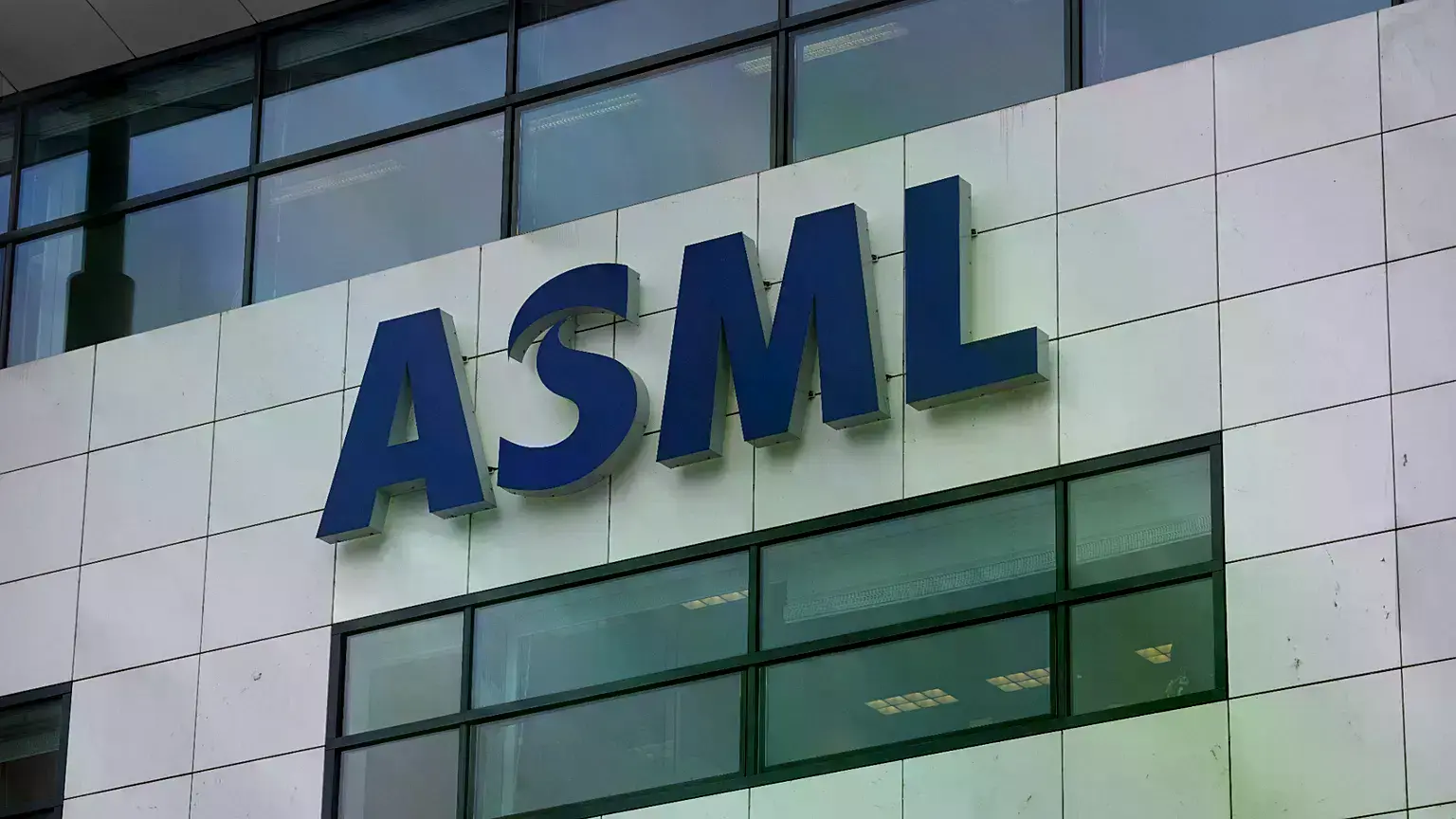 El logotipo de ASML cuelga en la sede central en Veldhoven, Países Bajos, enero de 2023.