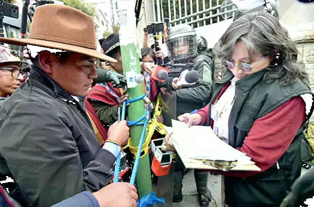 René Yahuasi presenta un recurso ante el Tribunal Supremo Electoral.