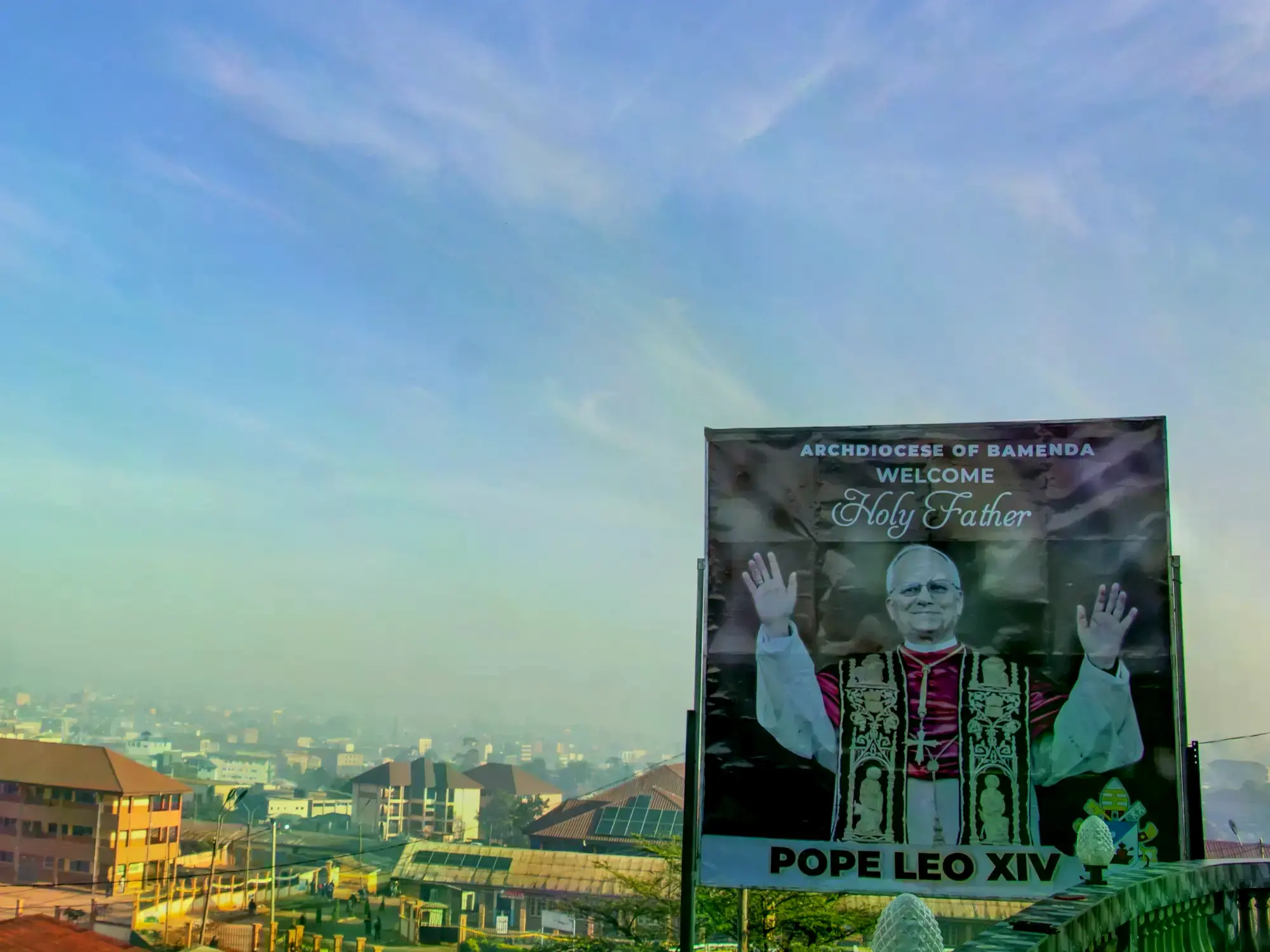Un cartel anticipa la llegada del papa a Camerún, en la ciudad de Bamenda.