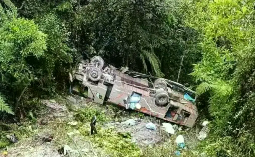 El bus de Apolo que cayó en barranco.