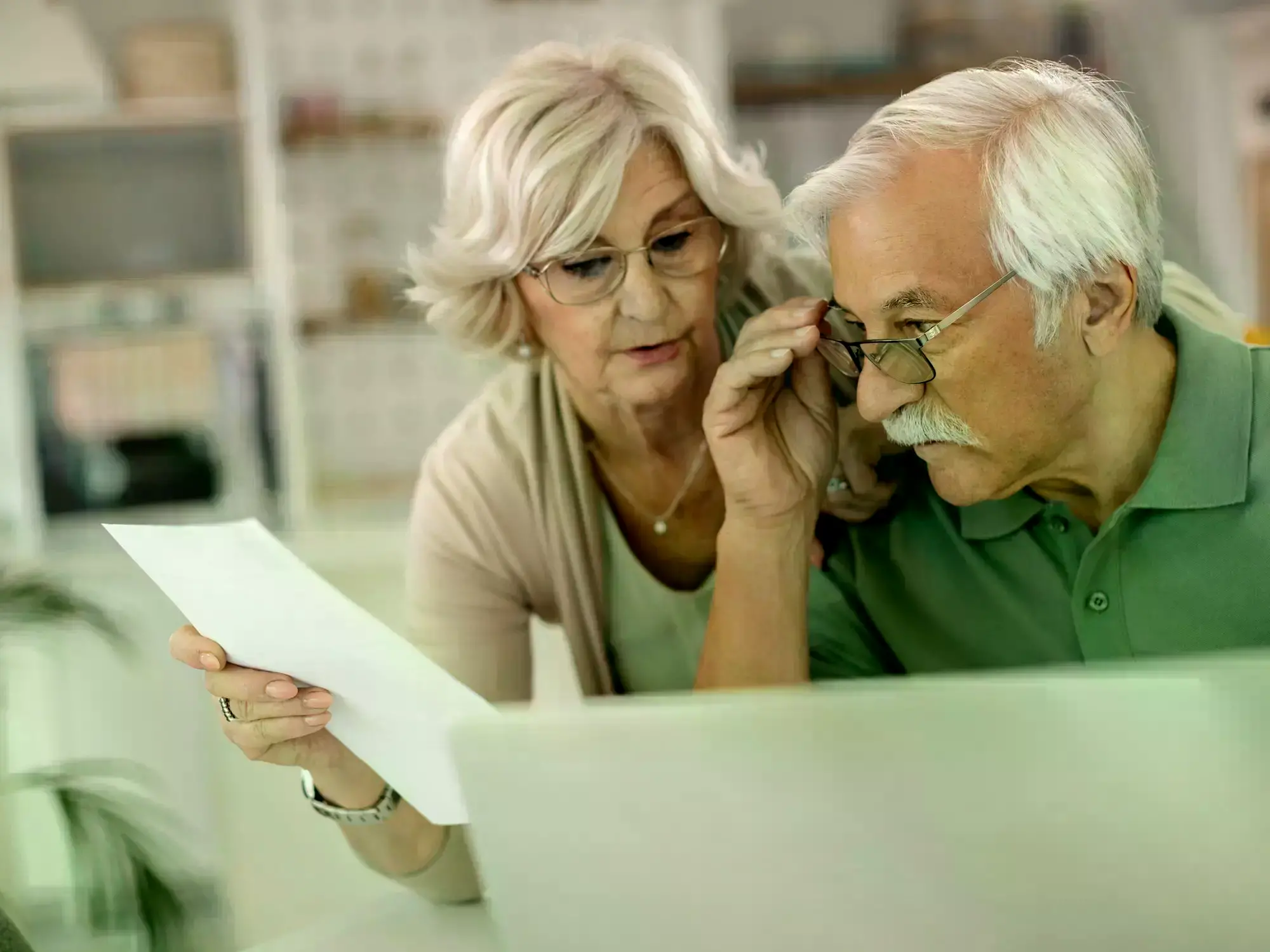Persona revisando documentos de jubilación.