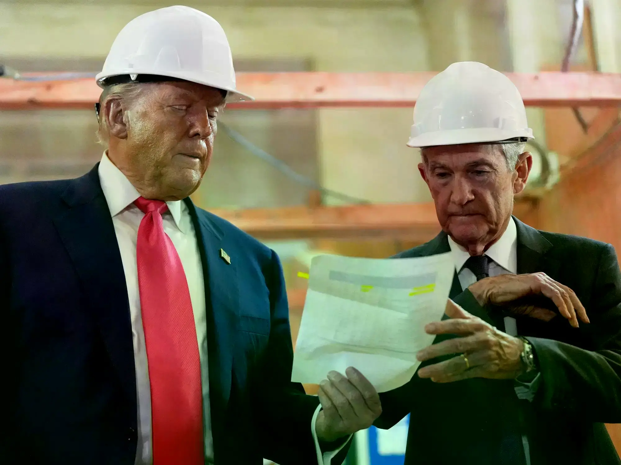Donald Trump y Jerome Powell, durante una visita a las obras en el edificio de la Reserva Federal, en julio pasado.