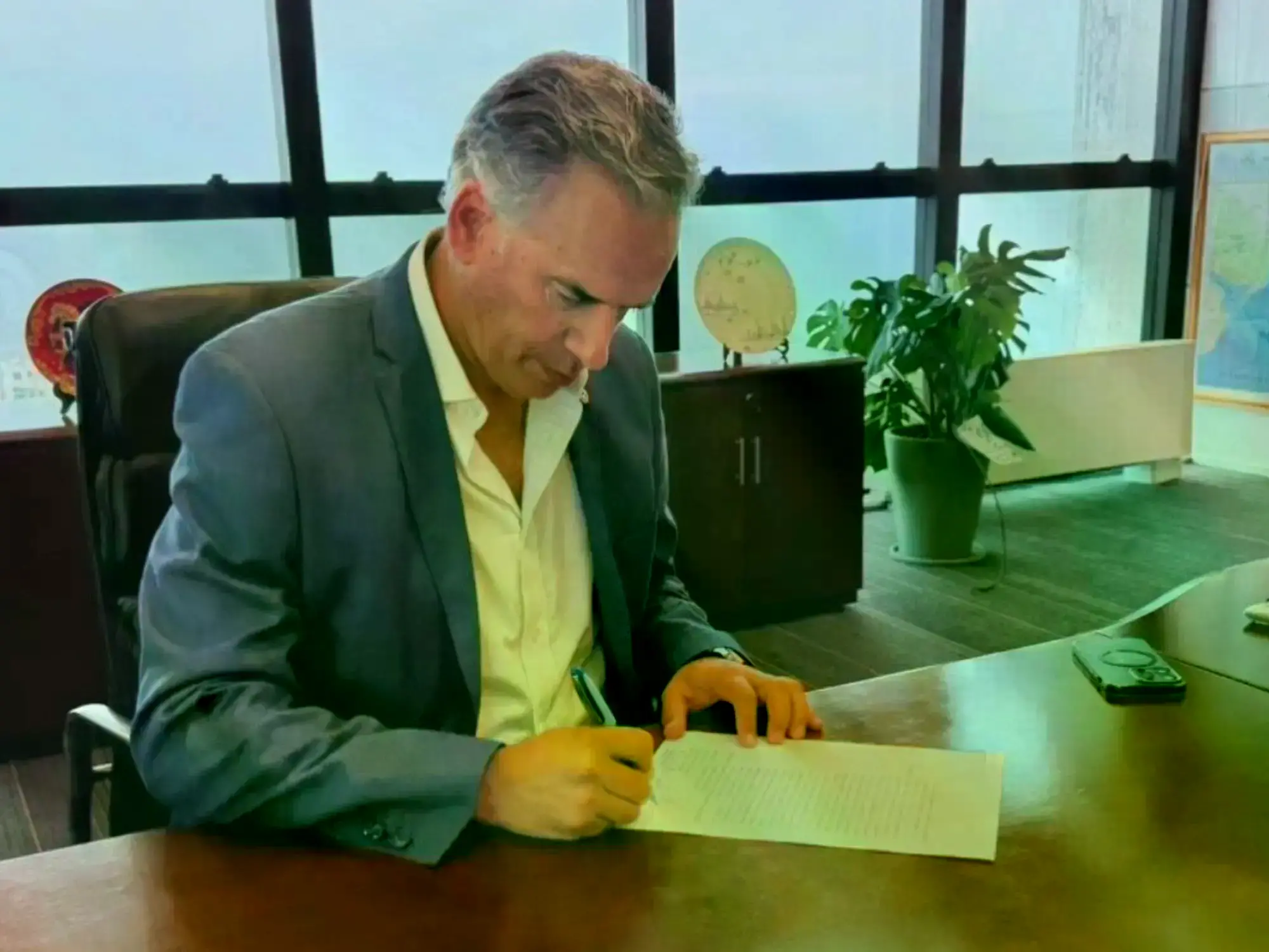 El presidente de Uruguay, Yamandú Orsi, firmando el decreto reglamentario de la Ley de Muerte Digna.