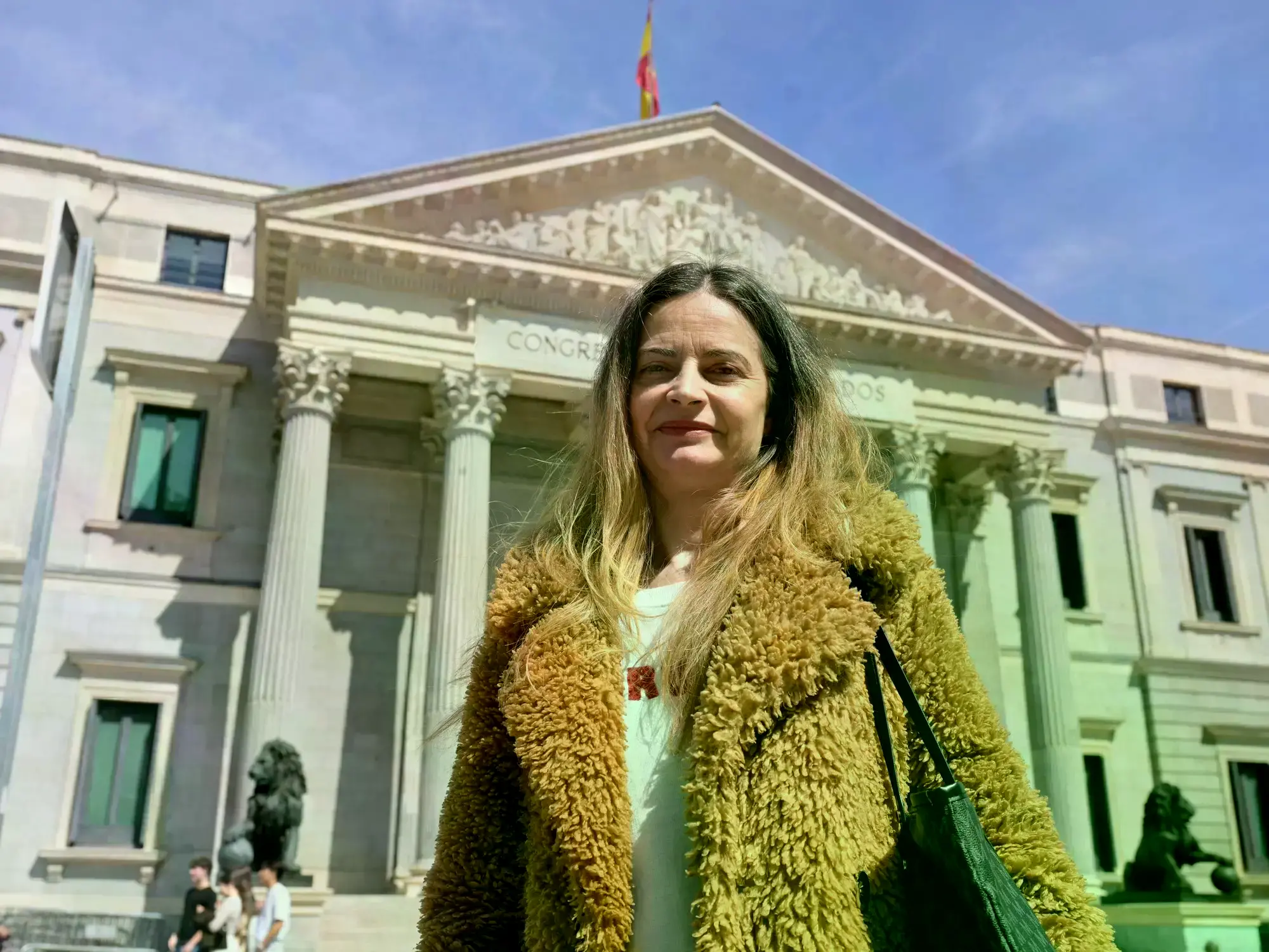 Ana Belén Pintado y su madre biológica, Pilar, frente al Hospital Santa Cristina de Madrid.