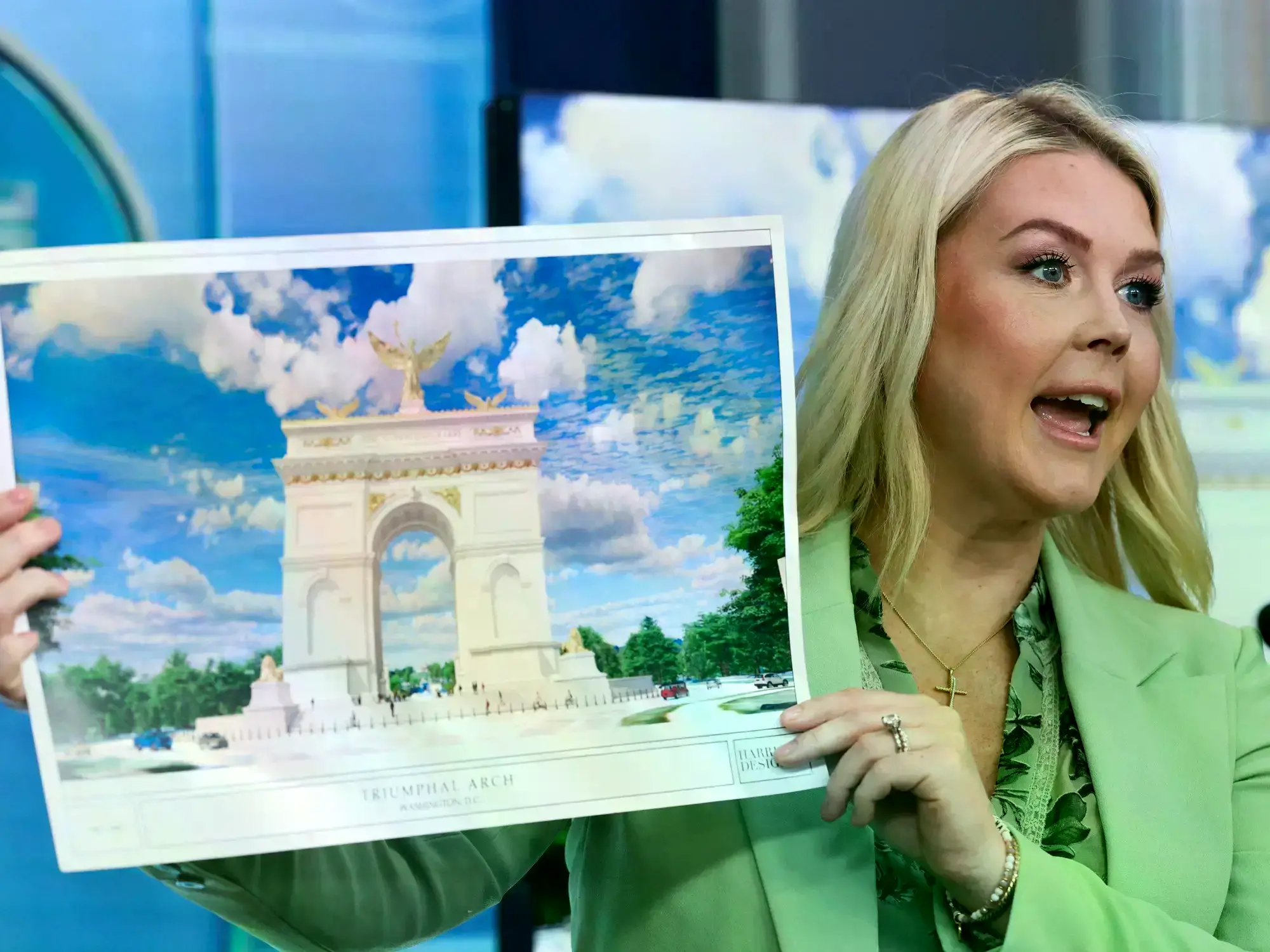 La secretaria de prensa de la Casa Blanca, Karoline Leavitt, sostiene una representación del propuesto 'Arco de la Independen