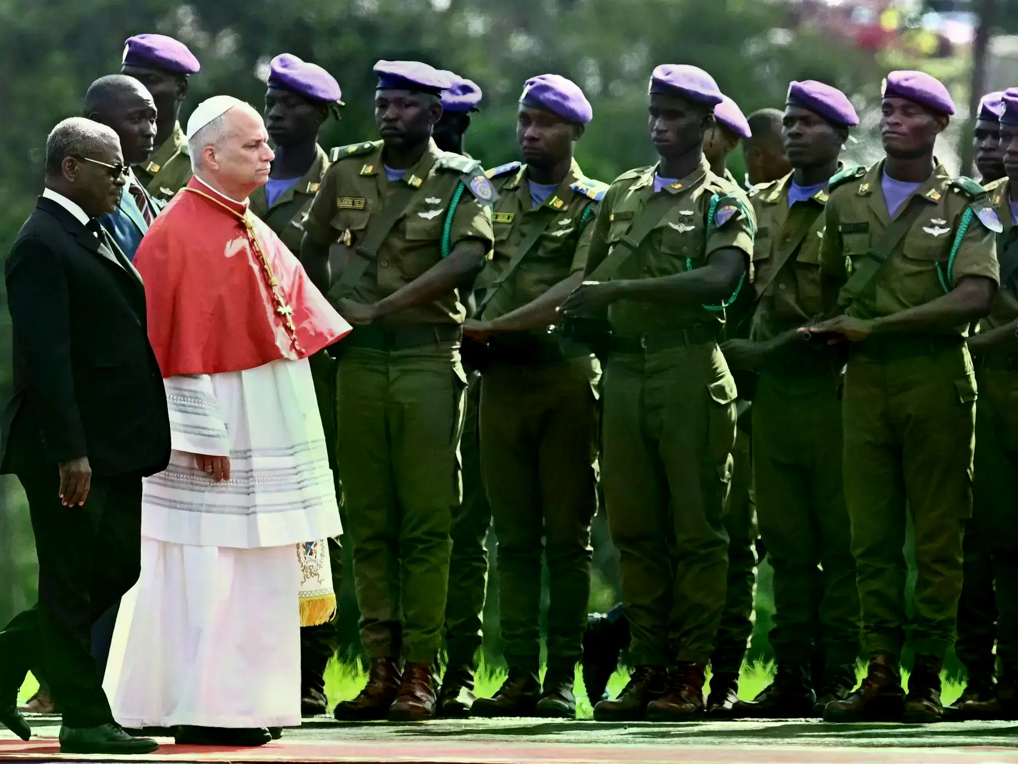 El Papa León XIV saluda a sus seguidores al salir del orfanato Ngul Zamba en Yaundé.