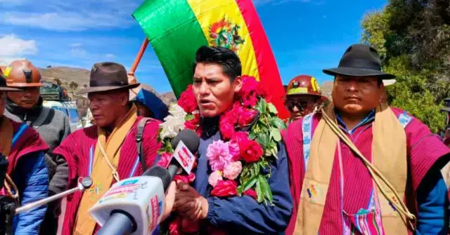 Yahuasi encabeza marcha desde Puerto Acosta.
