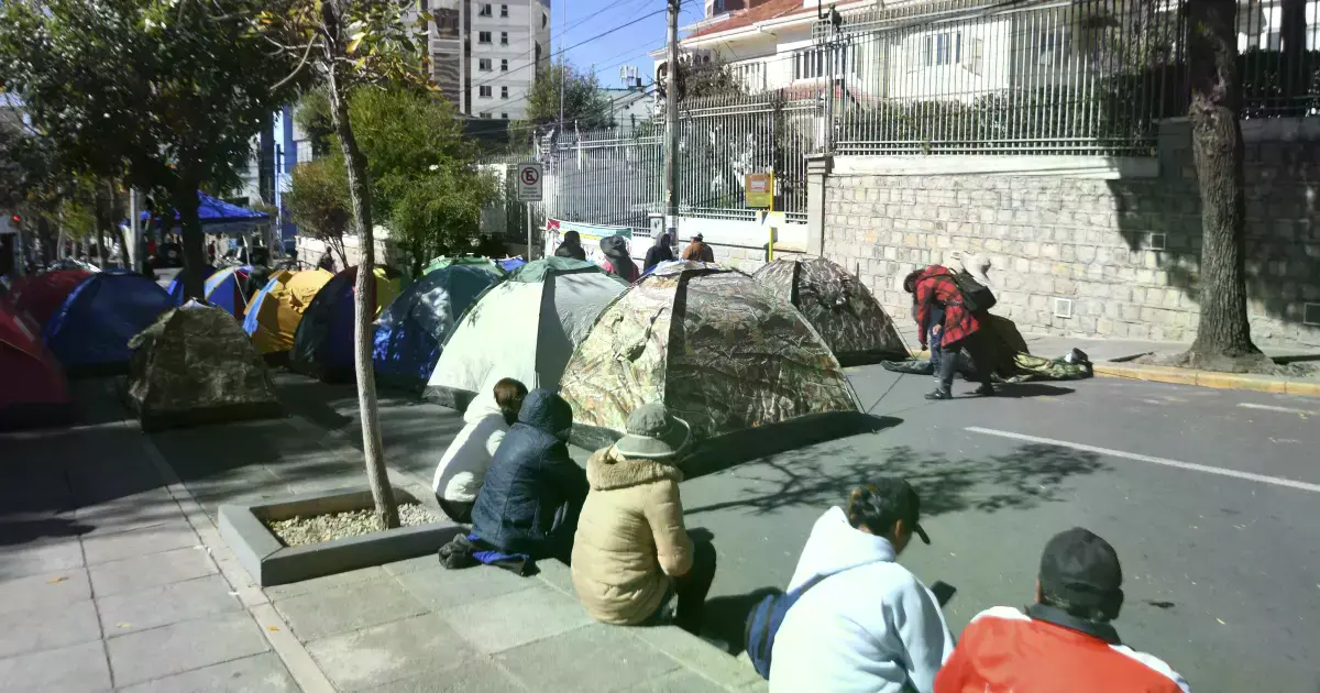 Seguidores de René Yahuasi realizan una vigilia en puertas del TSE.