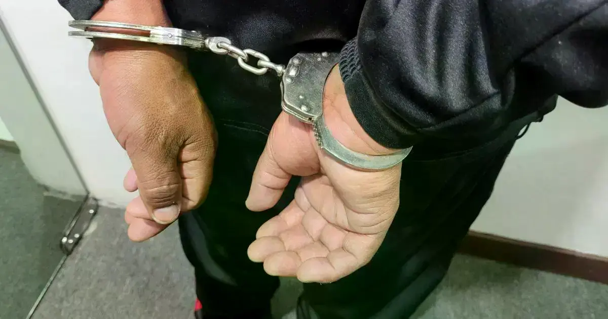 El hombre fue aprehendido por la Policía.