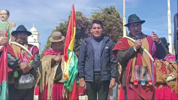 René Yahuasi en 'la marcha por la democracia' que parte desde la provincia Camacho.