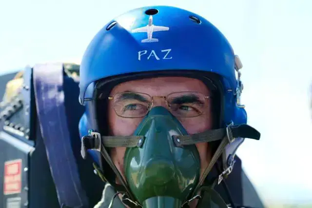 El presidente Rodrigo Paz a bordo de un avión de la Fuerza Aérea Boliviana.