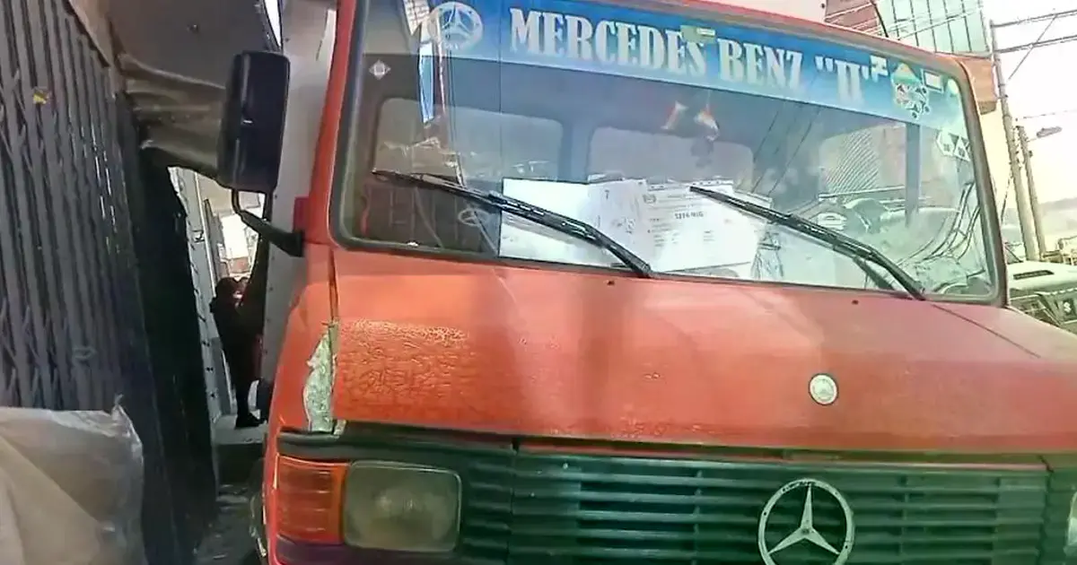 El camión accidentado estrellado contra el muro de una casa.