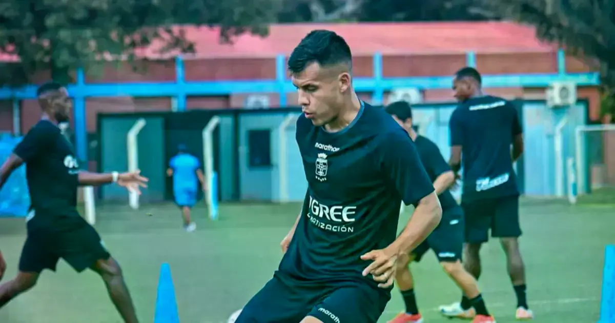Moisés Villaroel durante una práctica con el equipo celeste cruceño.