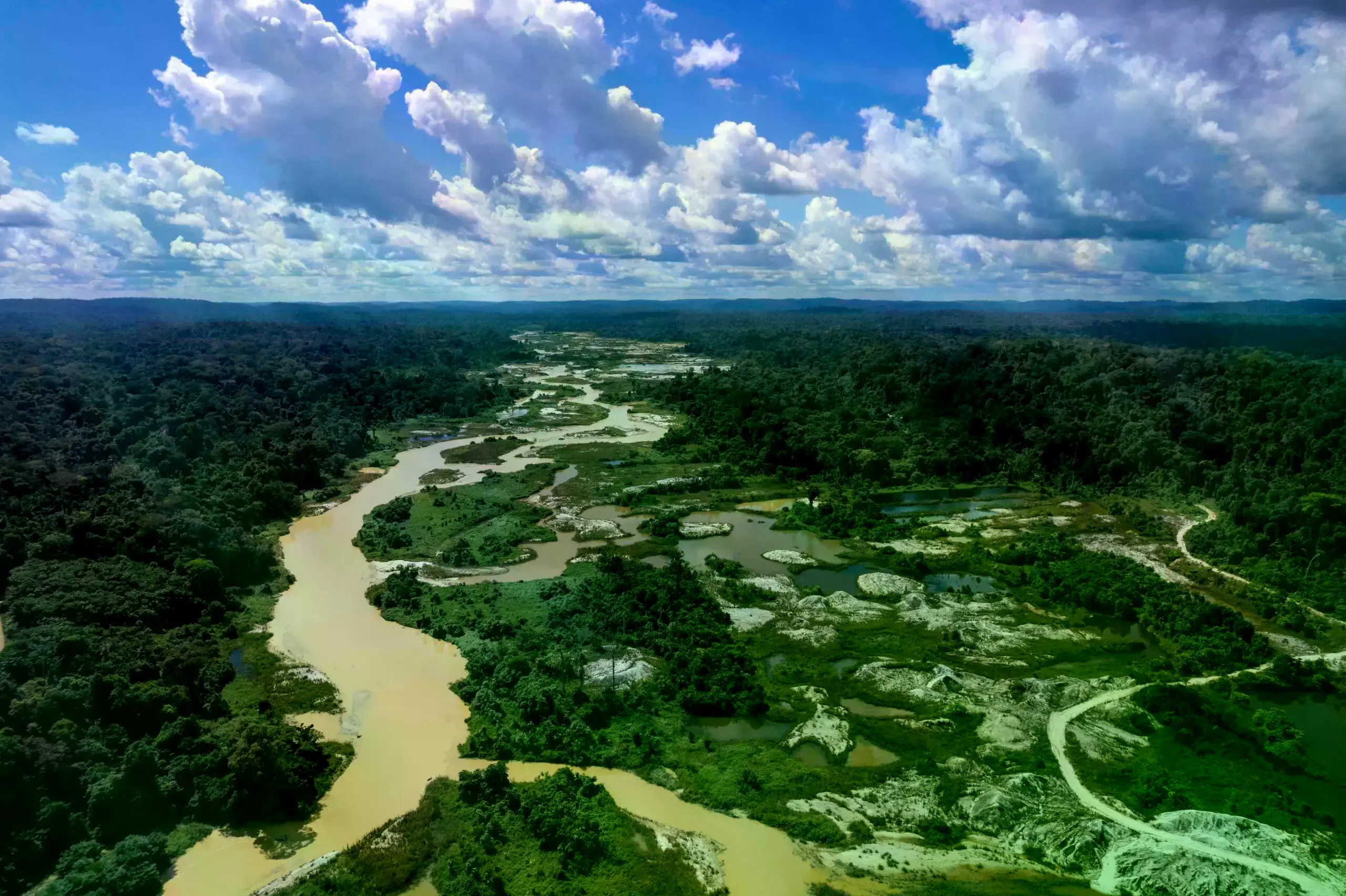 Deforestación vinculada a garimpos en la Amazonía brasileña.