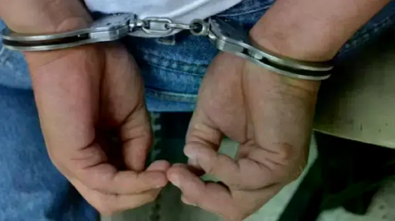 El profesor deberá permanecer con detención preventiva.