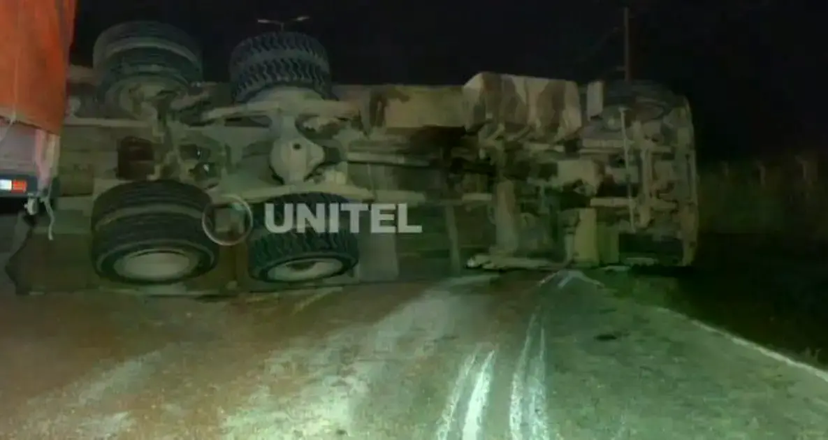 El camión quedó volcado a mitad de la vía