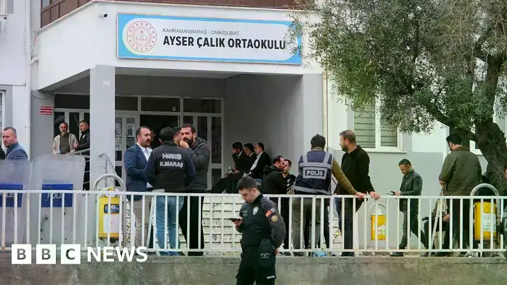 Familiares lloran durante el funeral de una víctima de 10 años del tiroteo en Kahramanmaras.