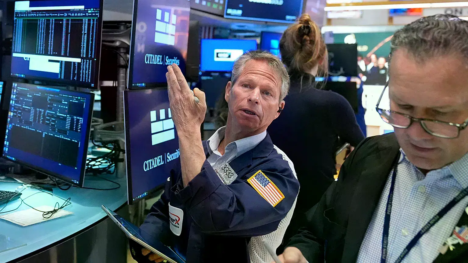 Bobby Charmak trabaja en el parqué de la Bolsa de Nueva York, siete de abril de 2026