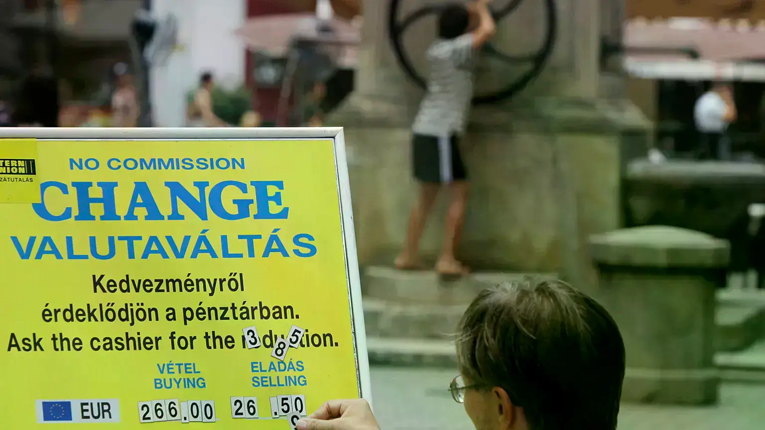 Un empleado de una casa de cambio húngara corrige el precio de las divisas extranjeras en Budapest, junio de 2011.