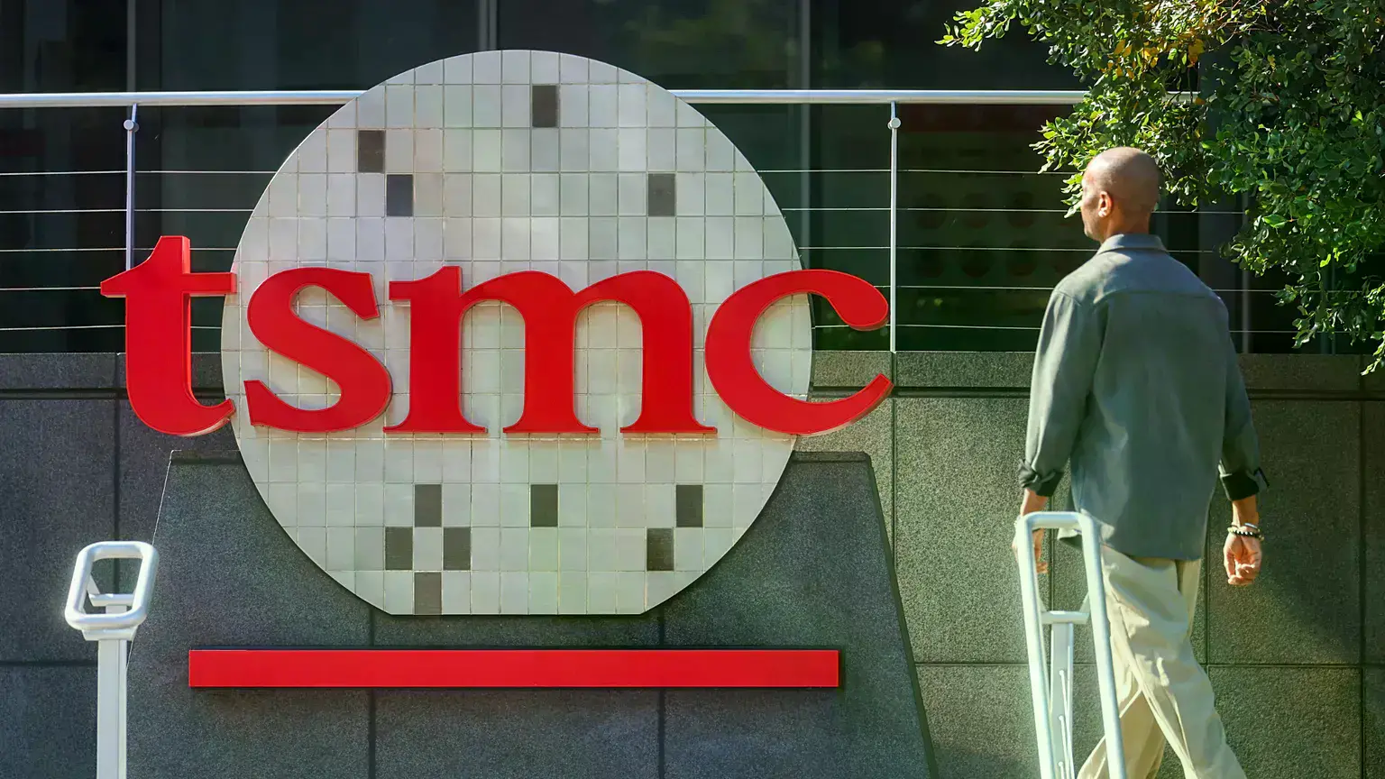 Un trabajador pasa junto al logotipo de TSMC en Hsinchu, Taiwán.