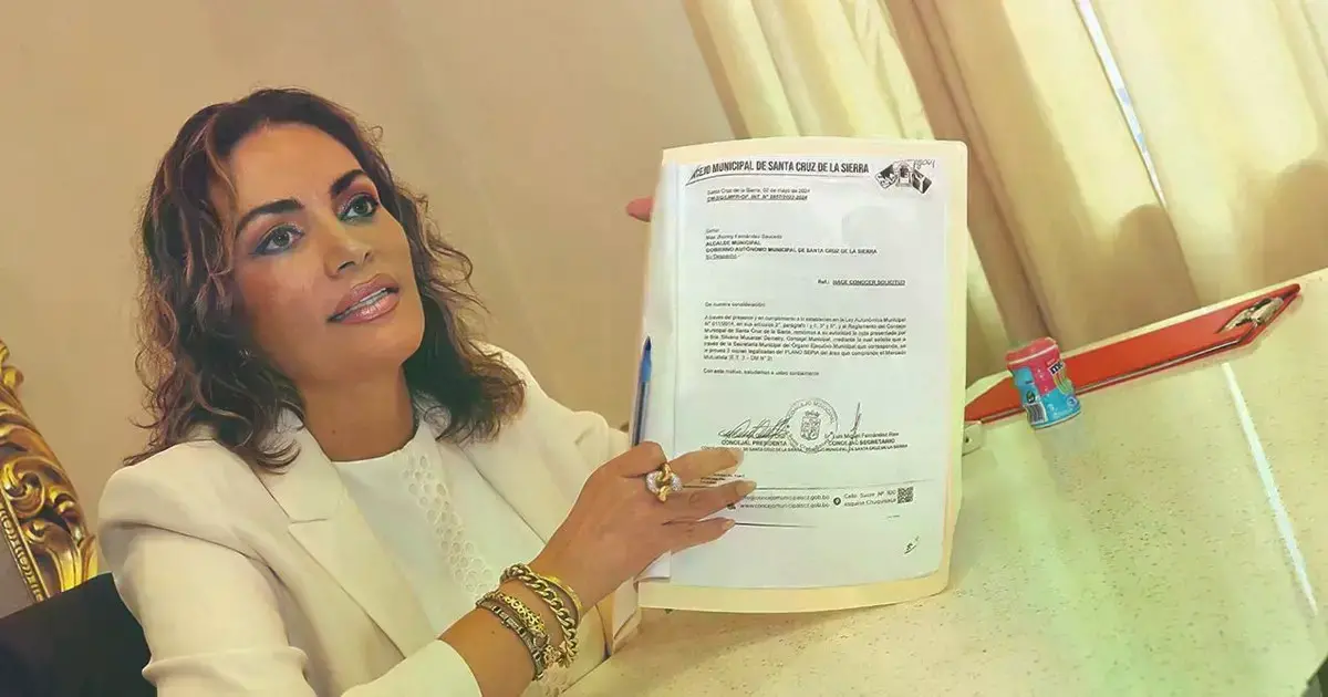 La expresidenta del Concejo muestra los documentos que recibió después de haber solicitado información.