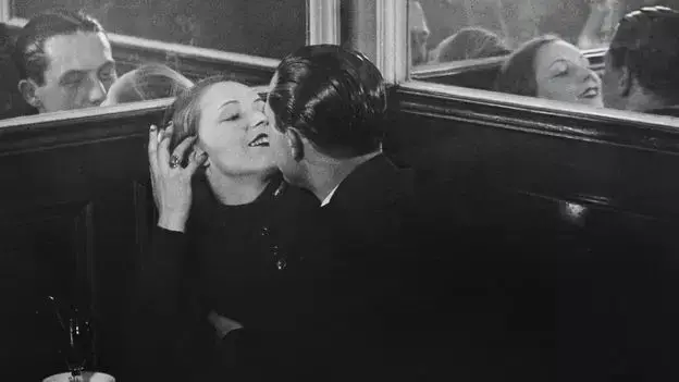 Fotografía de Brassaï titulada 'La Tour Eiffel éclairée' (1931).