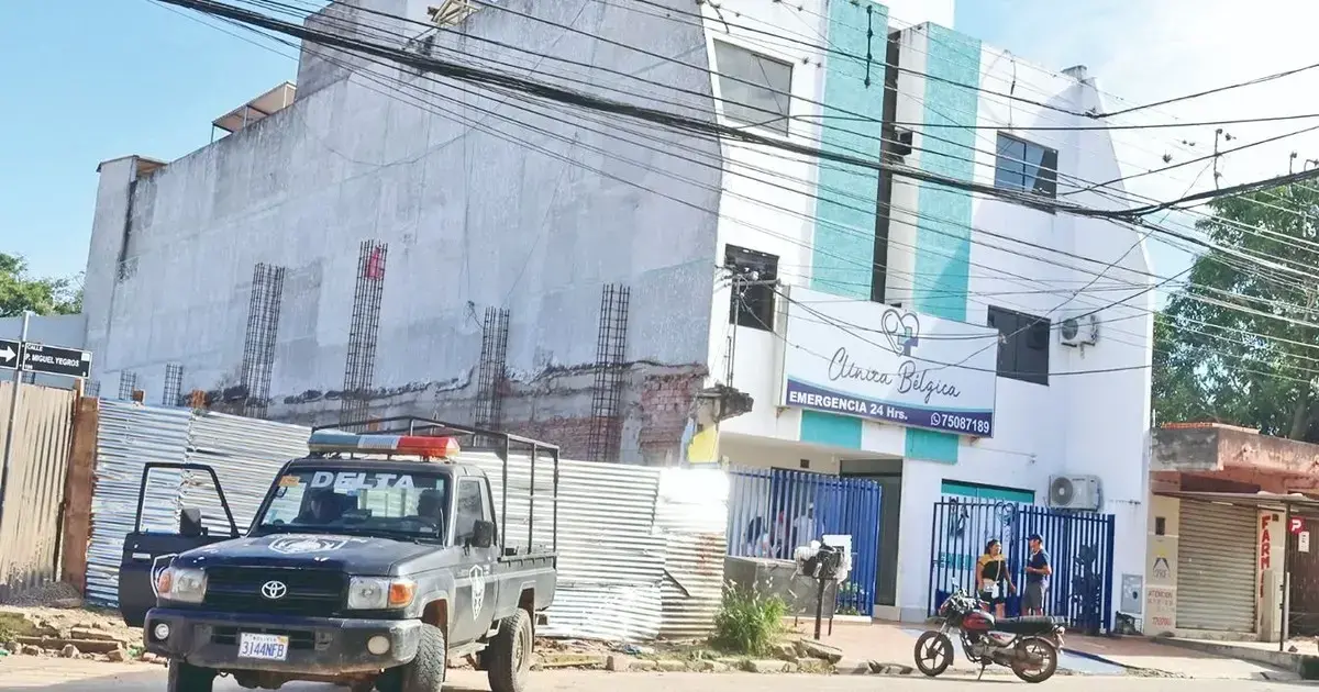 Policías realizan custodia en los alrededores de una clínica donde recibe atención médica el baleado