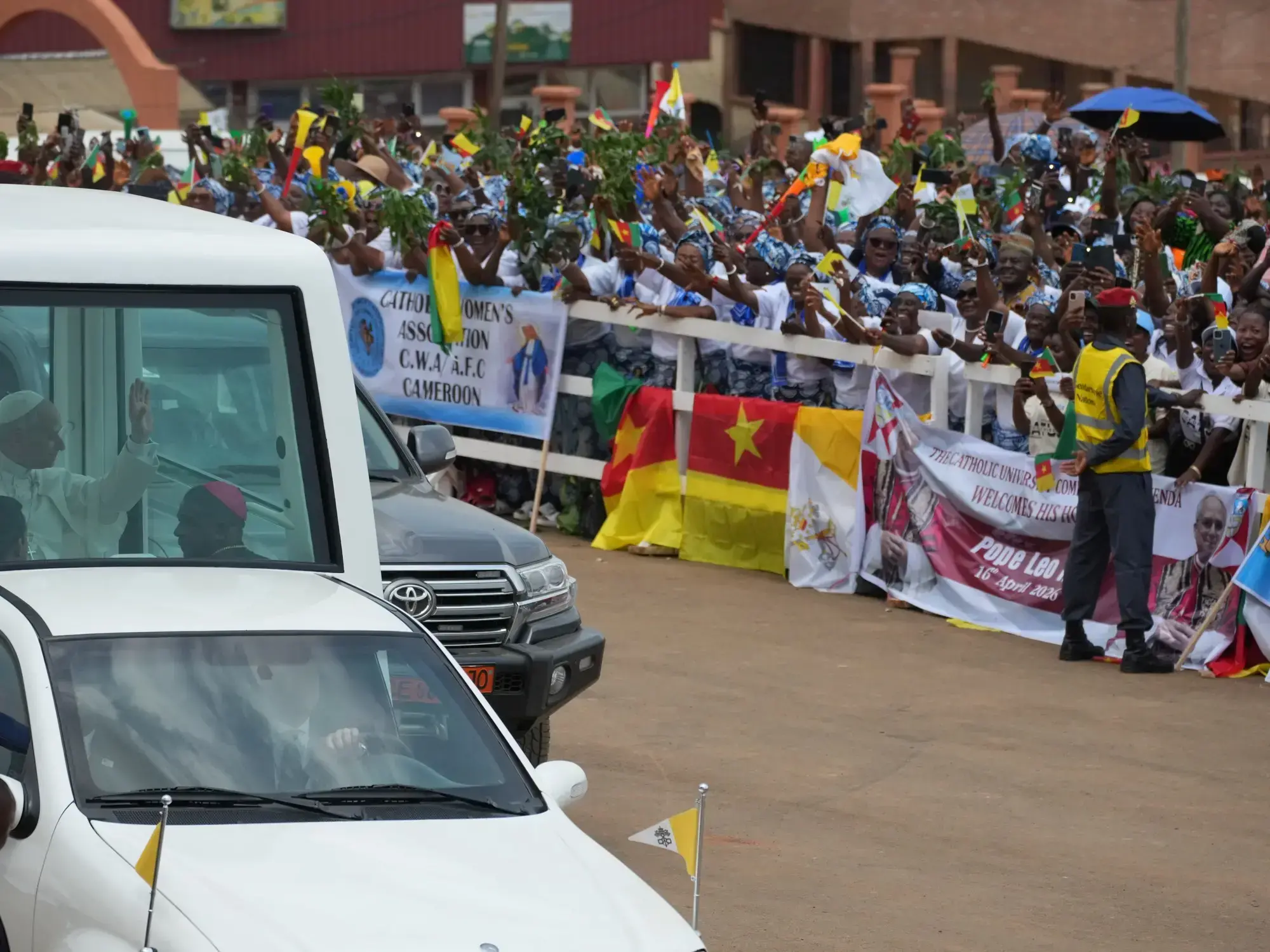 El Papa León XIV durante la misa por la paz en la catedral de Bamenda, en Camerún.