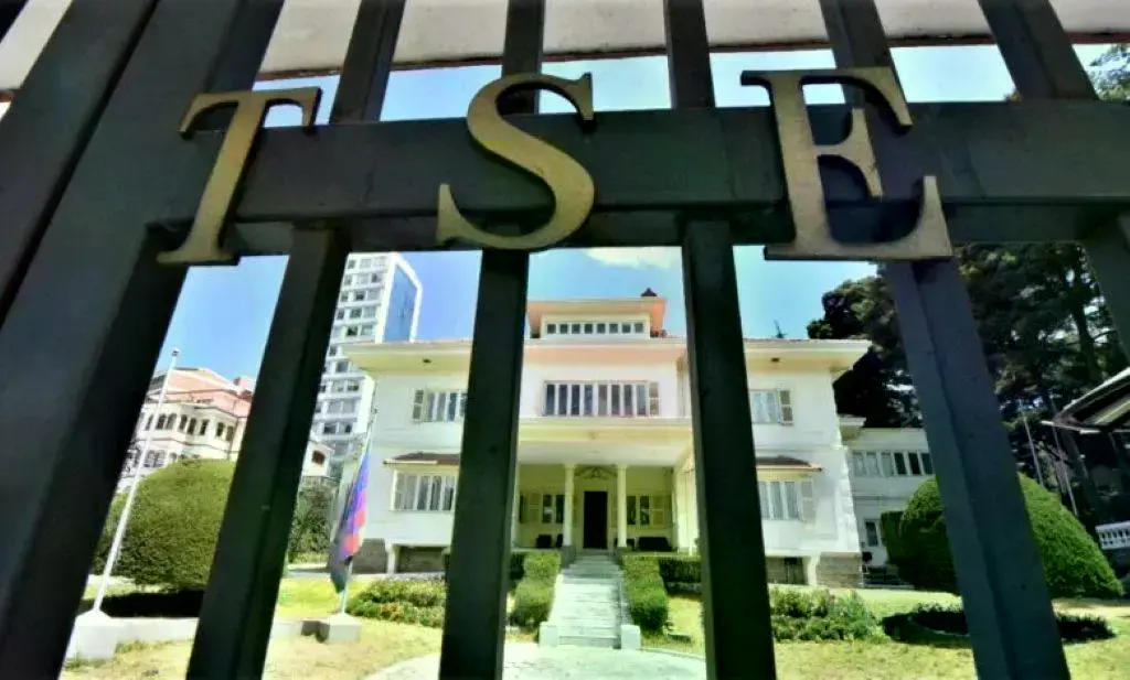 Las puertas del TSE.