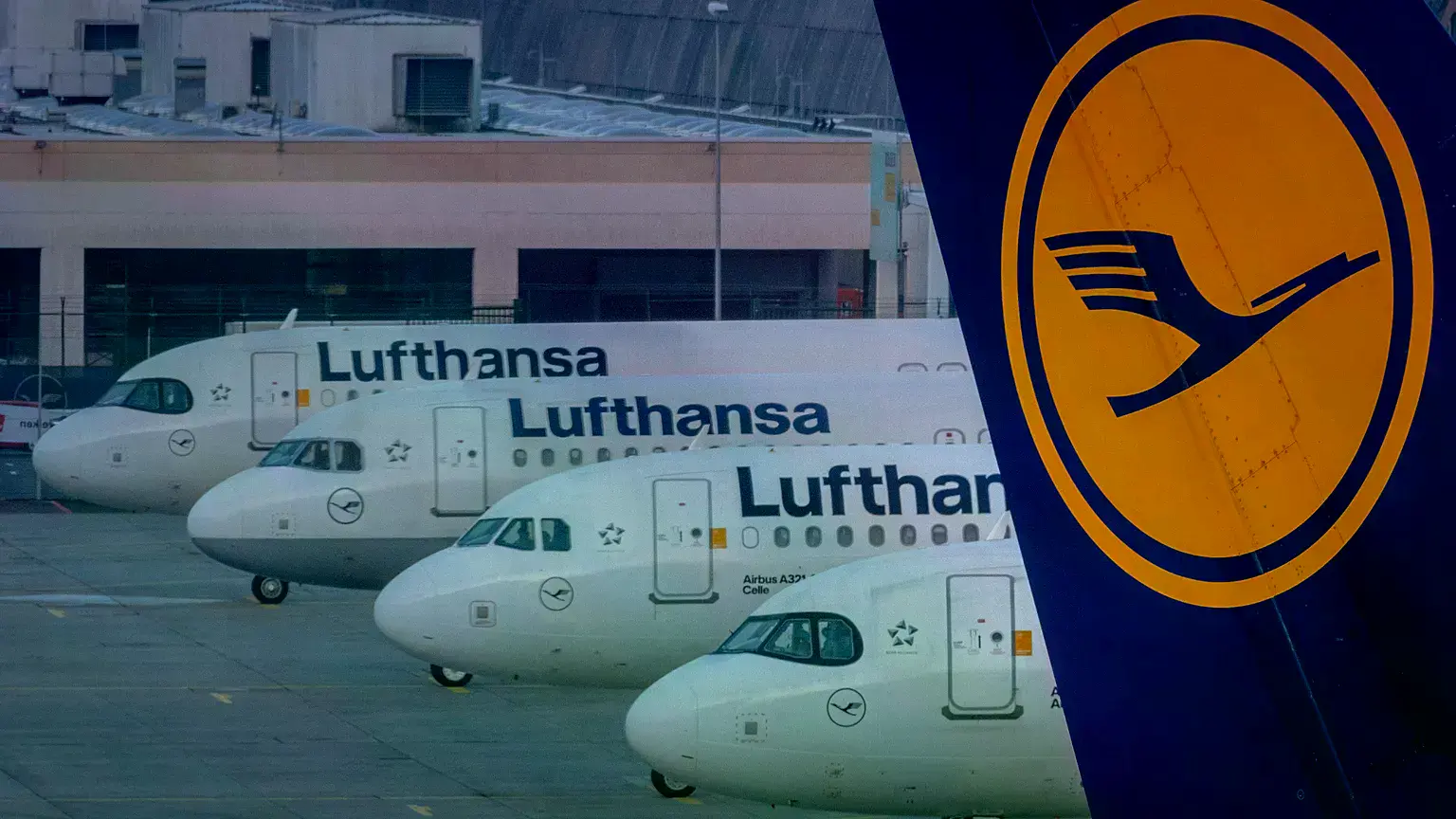Aviones de Lufthansa aparcados en el aeropuerto de Fráncfort, Alemania, el 7 de marzo de 2024.