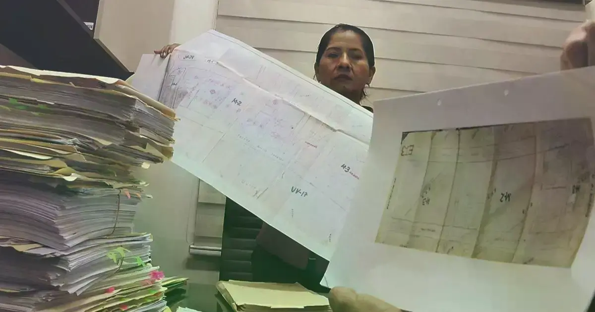 La concejala Lola Terrazas muestra el plano sepia original y el supuestamente adulterado.