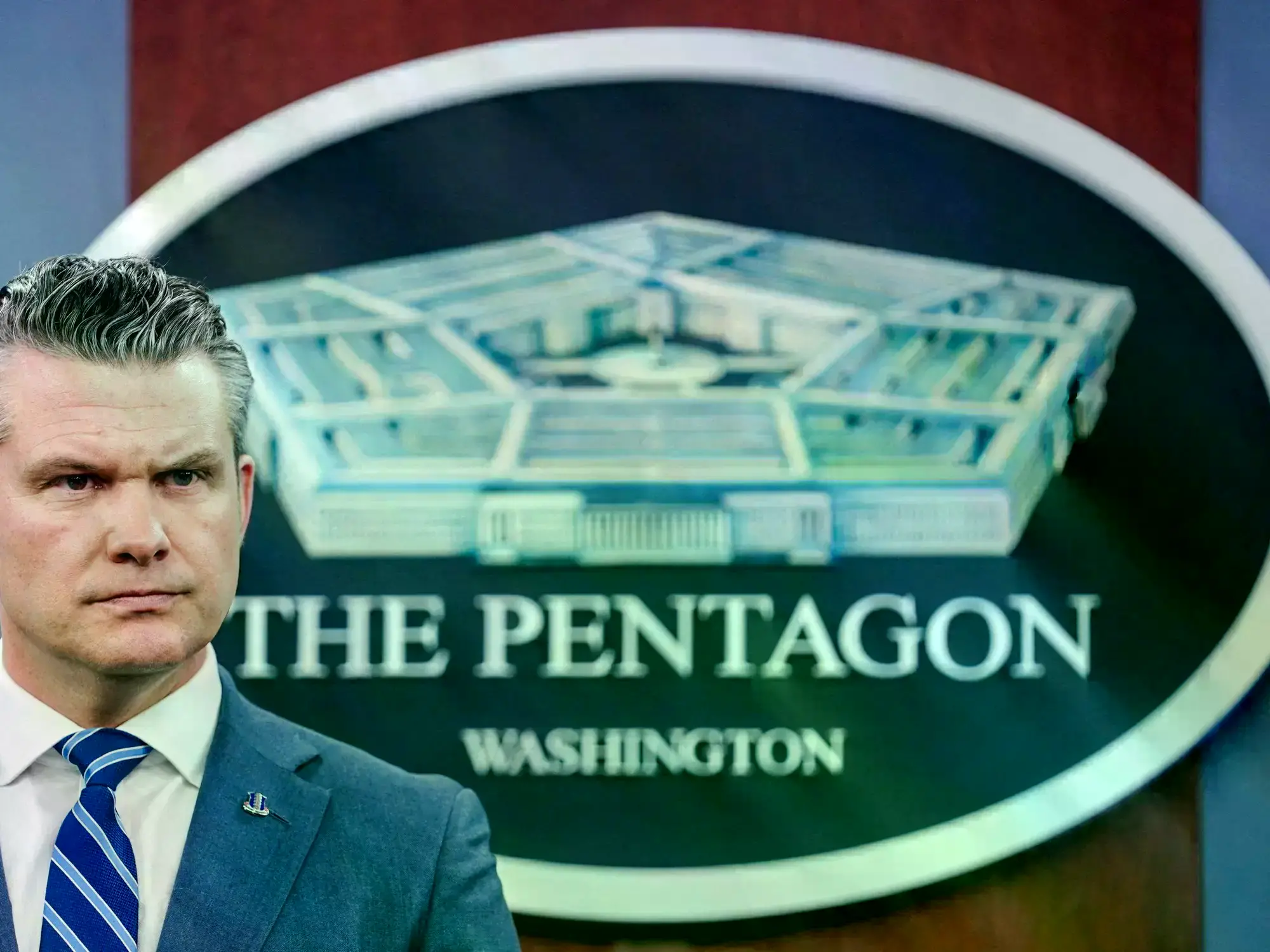 El secretario de Defensa de Estados Unidos, Pete Hegseth, observa durante una sesión informativa en el Pentágono.