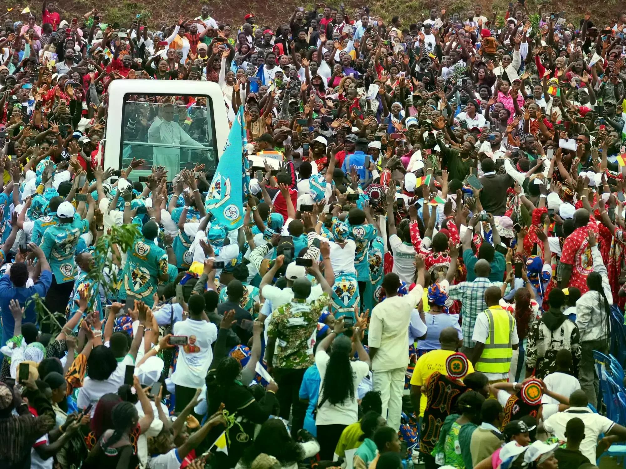 El Papa León XIV llega en el Papamóvil para su misa en el aeropuerto de Bamenda, Camerún.