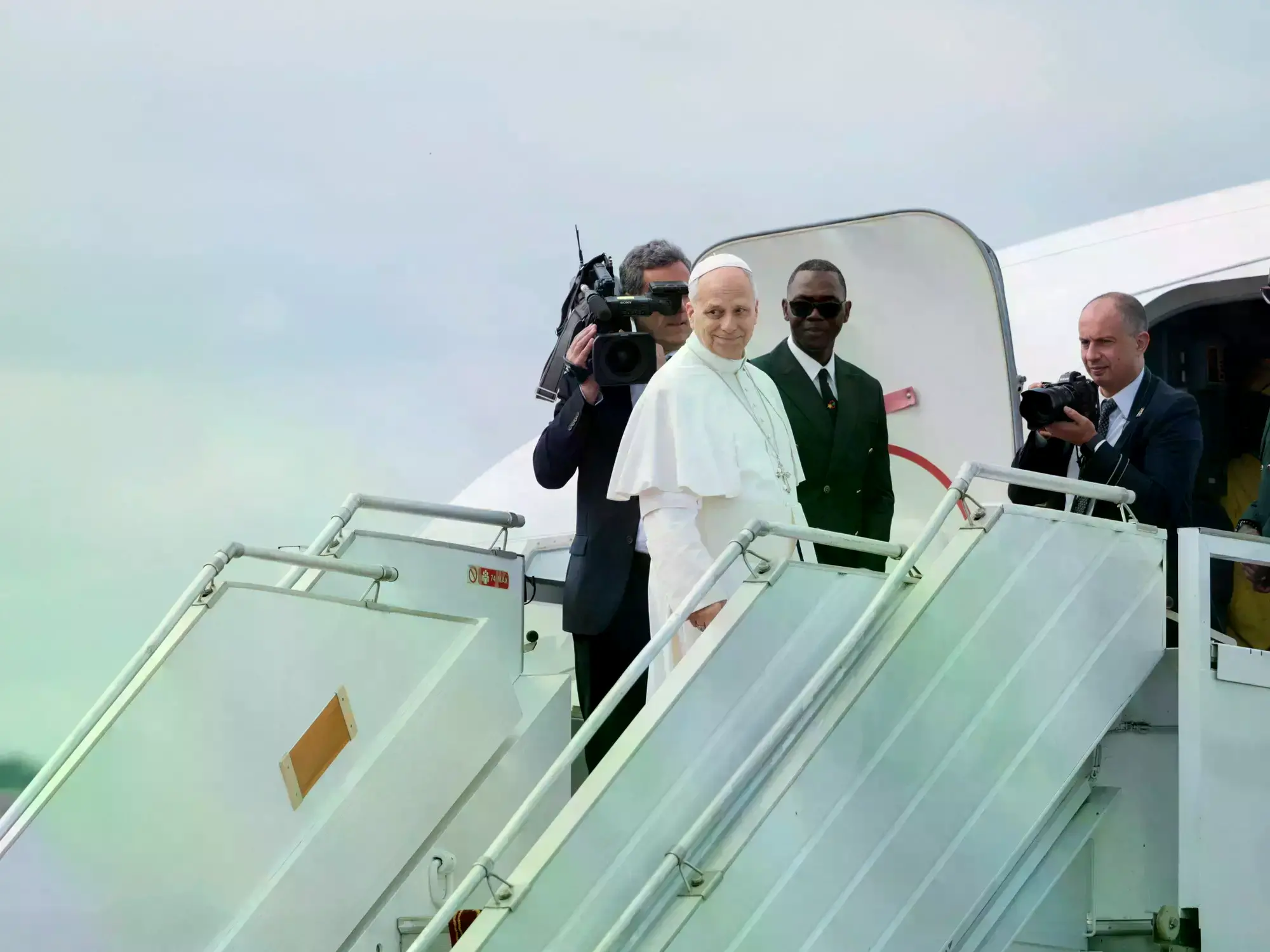 El Papa León XIV sube al avión que lo lleva en su gira a África.
