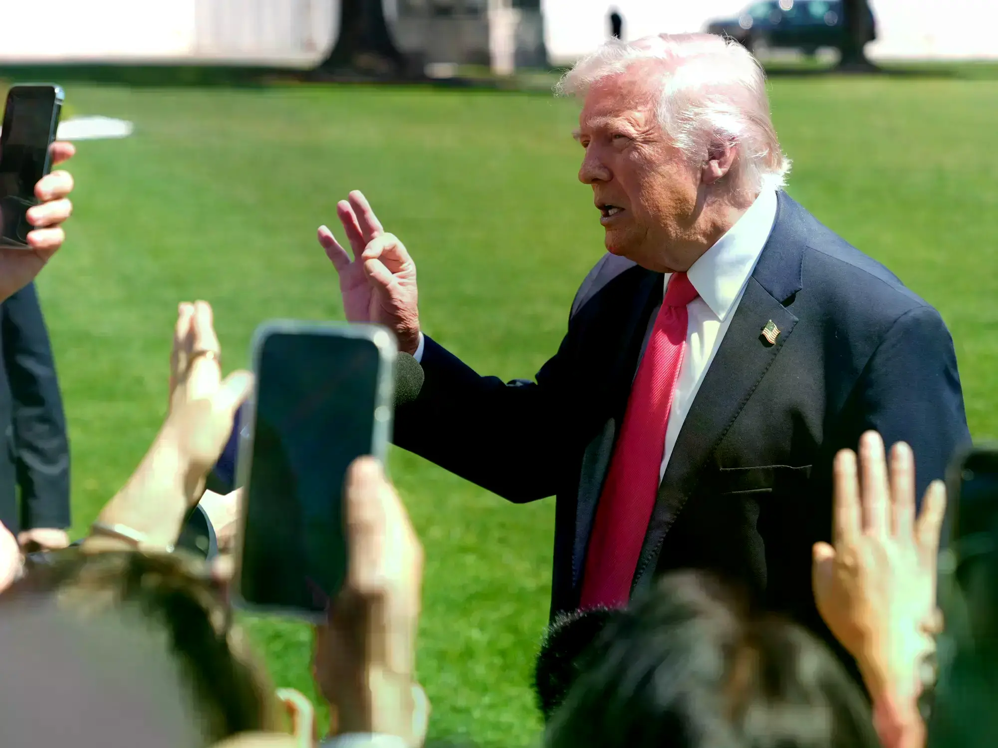 El presidente de Estados Unidos, Donald Trump, habla con periodistas.