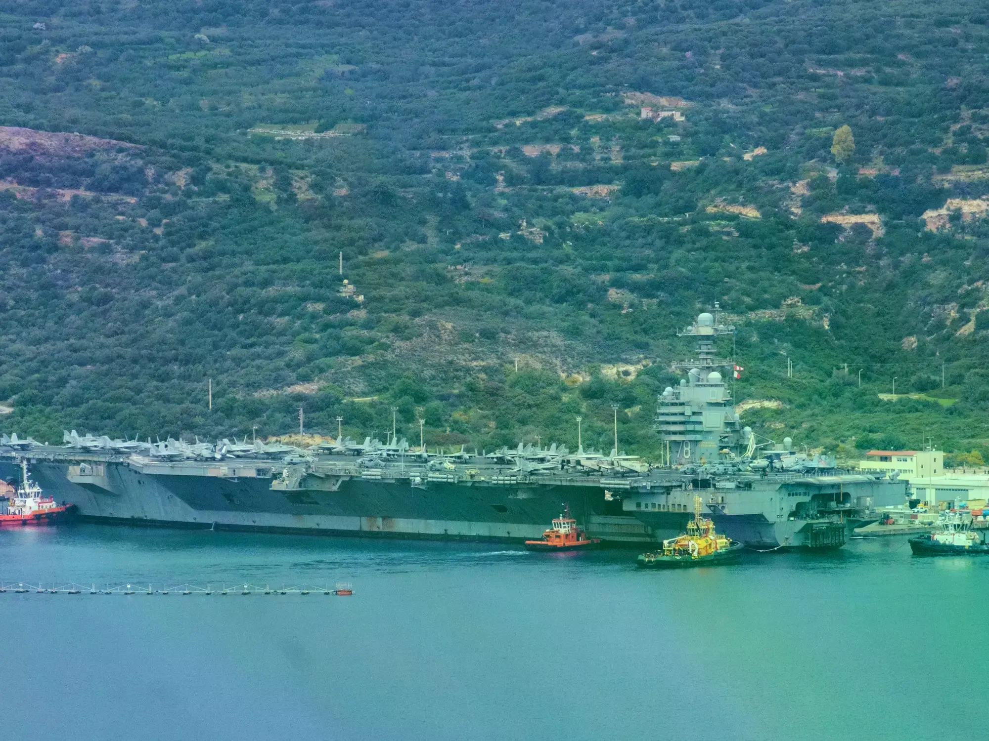 El portaaviones USS Gerald R. Ford en una base cerca de la isla de Creta, Grecia.