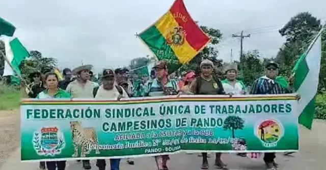 Momento en que la marcha partió de Rurrenabaque a Yucumo.