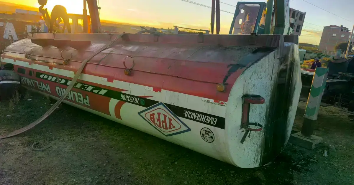 La cisterna sufrió el vuelco de costado.