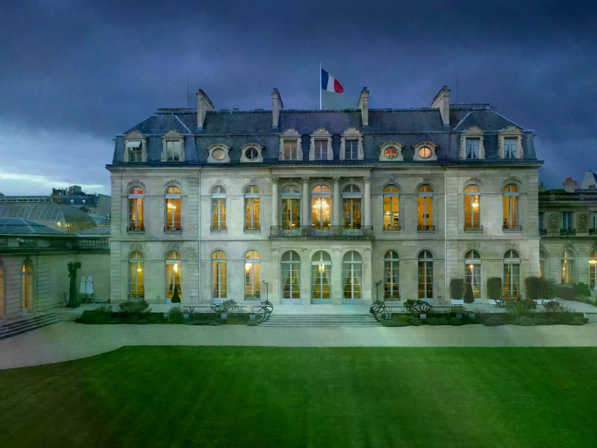Vista aérea del Palacio del Elíseo en París al anochecer.