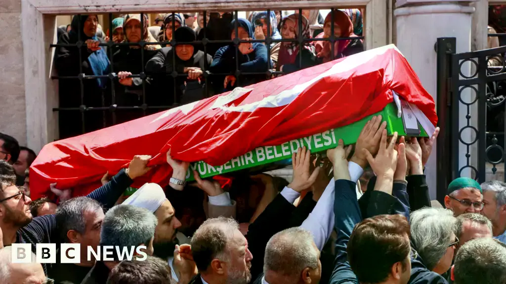 El ataúd de una víctima es llevado durante los rezos fúnebres en Kahramanmaras.