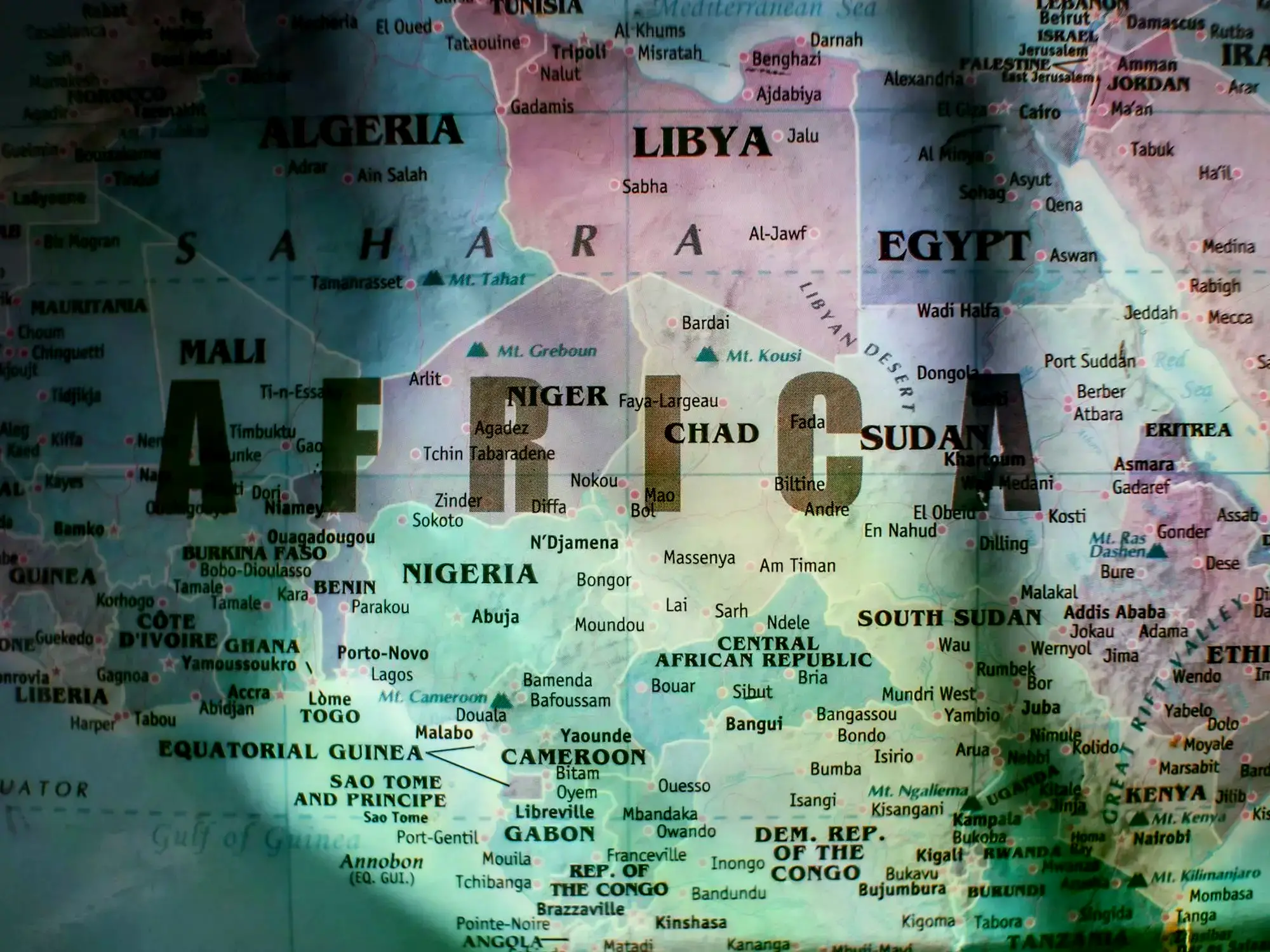 Robert Dussey, canciller de Togo, estrechando la mano de Emmanuel Macron, presidente de Francia.