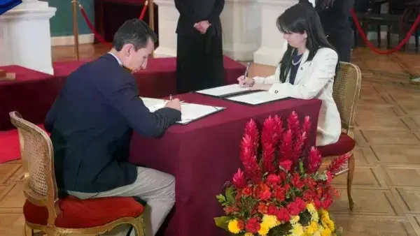 Los viceministros de Exteriores de Bolivia, Carlos Paz, y de El Salvador, Adriana Mira.