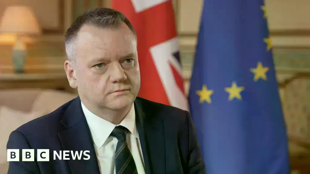 El primer ministro británico Keir Starmer y la presidenta de la Comisión Europea, Ursula von der Leyen, en una cumbre en 2025