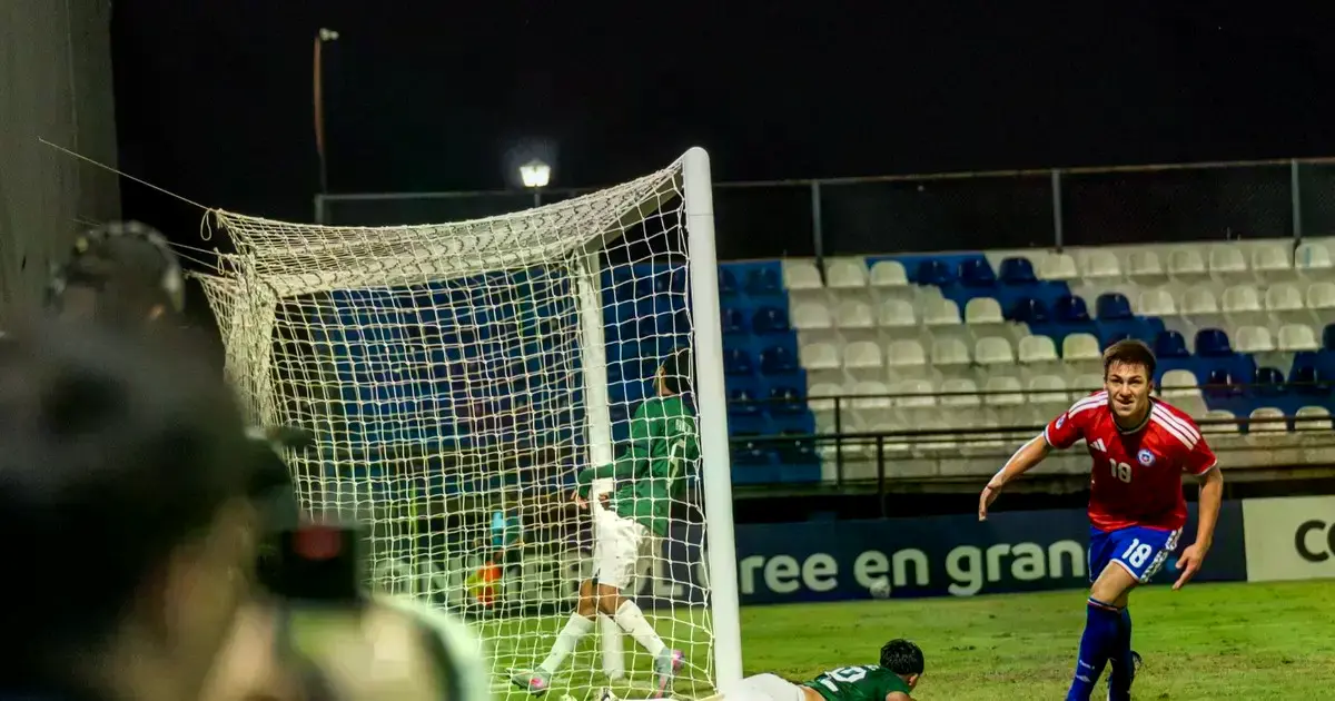 El delantero de Chile festejando el primer gol del partido.