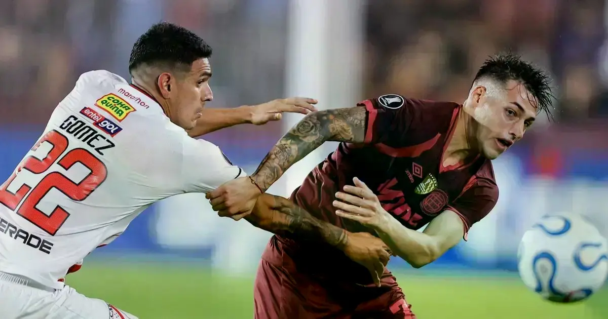 Richet Gómez, de Always Ready, frena el avance de Lucas Besozzi, de Lanús.