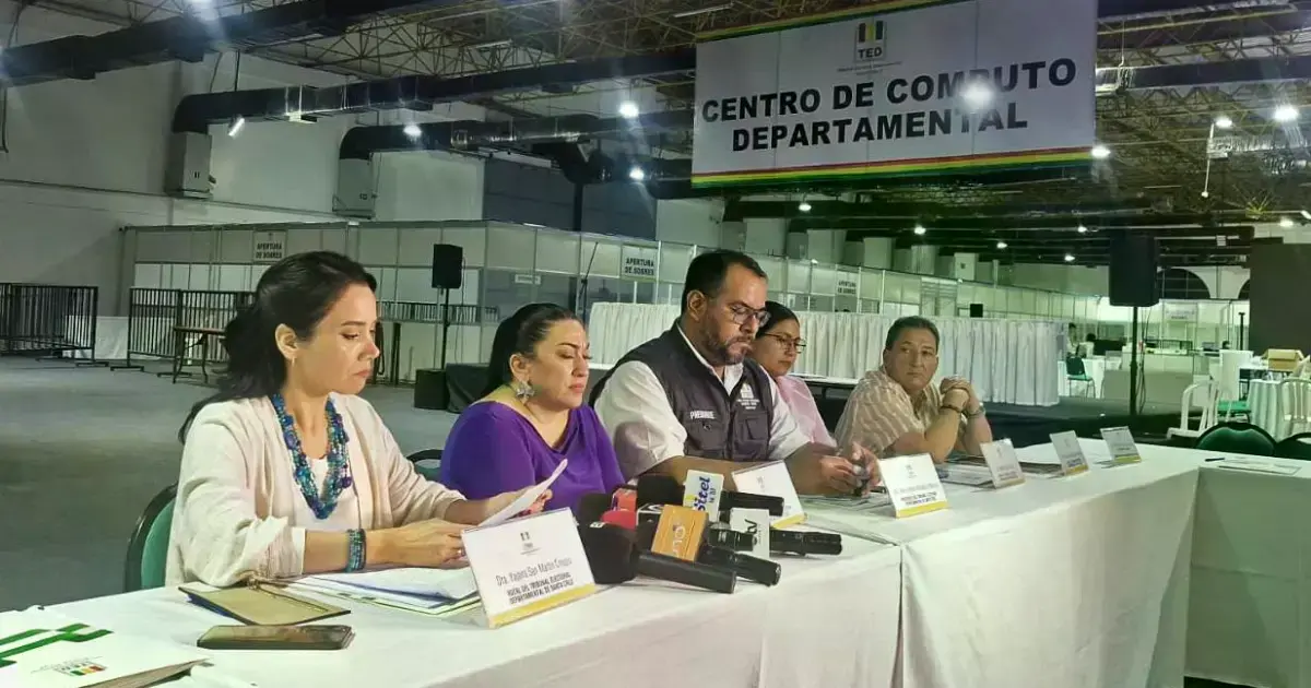 Inauguración del Centro de Cómputo en Santa Cruz.