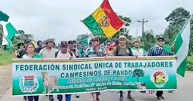 Momento en que la marcha partió de Rurrenabaque a Yucumo.