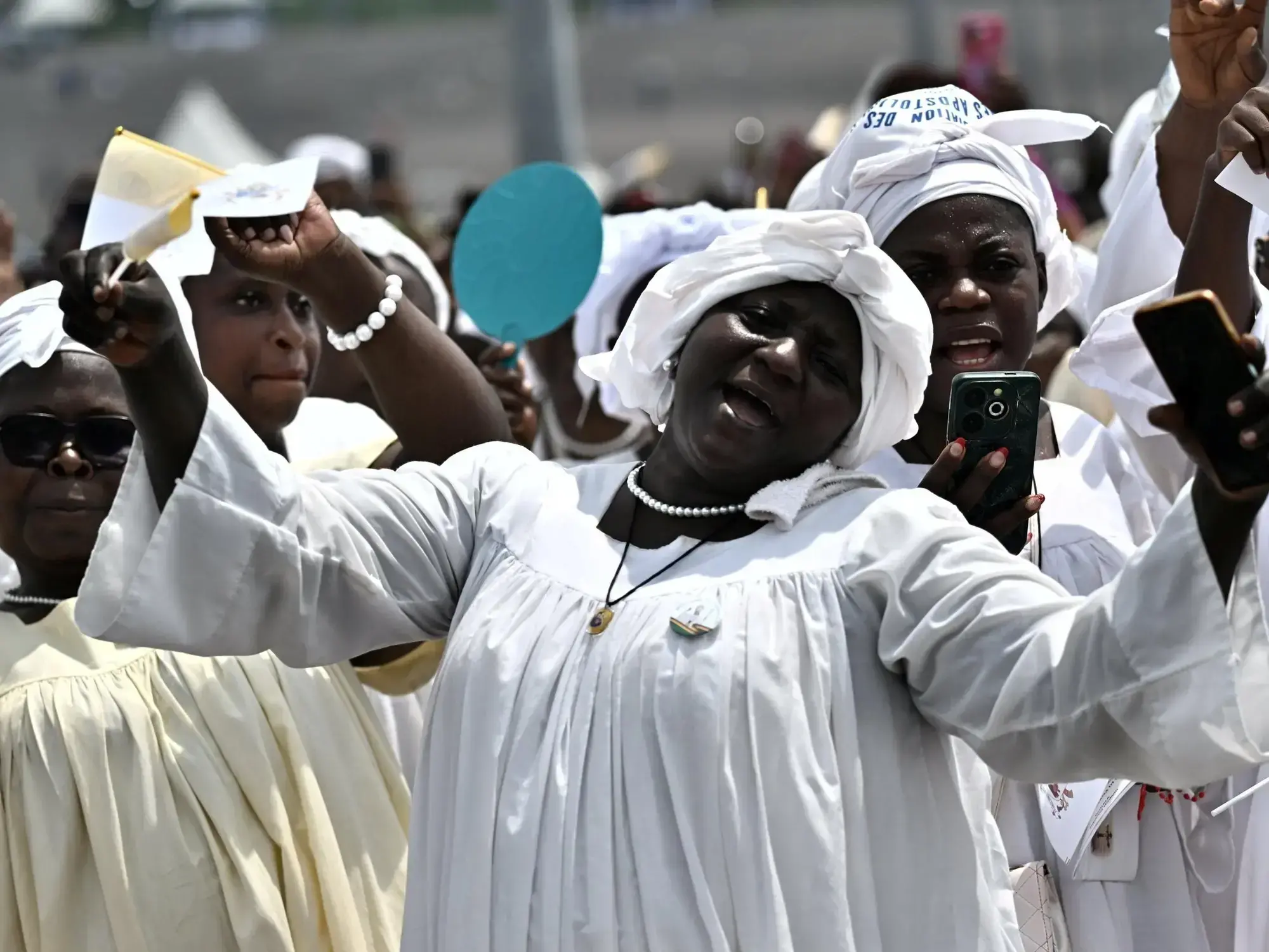Fieles celebran la visita del Papa durante la misa campal en Duala, Camerún.