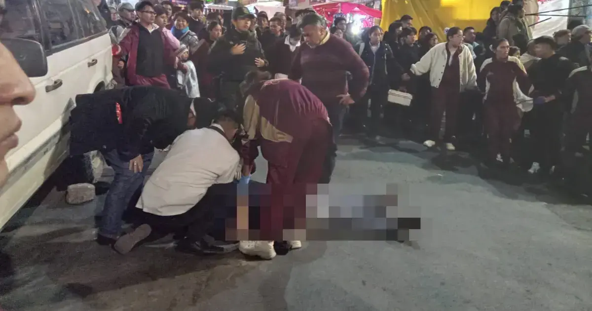 Uno de los heridos es asistido por estudiantes de enfermería de un instituto cercano.